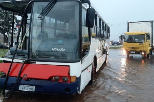 Homem furta ônibus, causa acidentes de trânsito e é perseguido pela policia