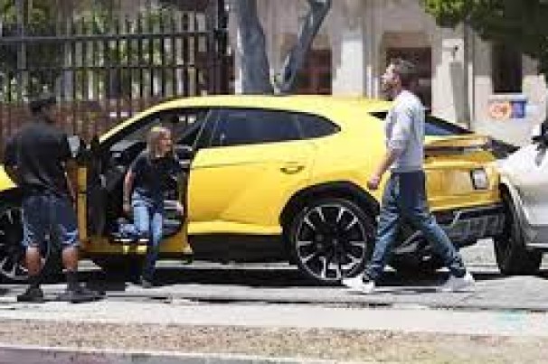 Filho de Ben Affleck bate Lamborghini Urus em X6