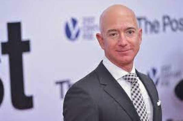 Bezos critica pedido de Biden para que postos de gasolina reduzam preços