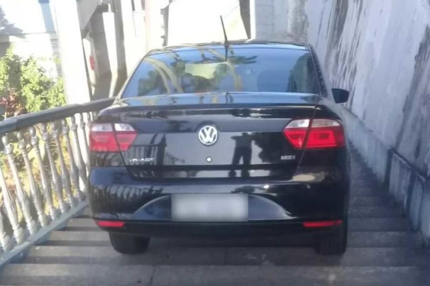 Motorista de aplicativo desce com carro por escadaria do Hospital Central da Polícia