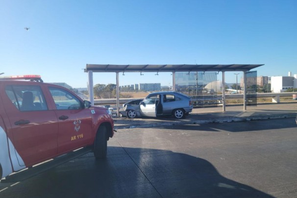 Mulher morre após carro invadir parada de ônibus e ela ser arremessada de viaduto