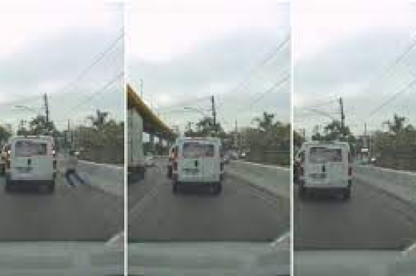 Motorista flagra roubo em carro durante congestionamento na Avenida do Estado