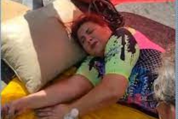 Ciclista fica presa pelo pescoço em fios caídos e quebra a perna