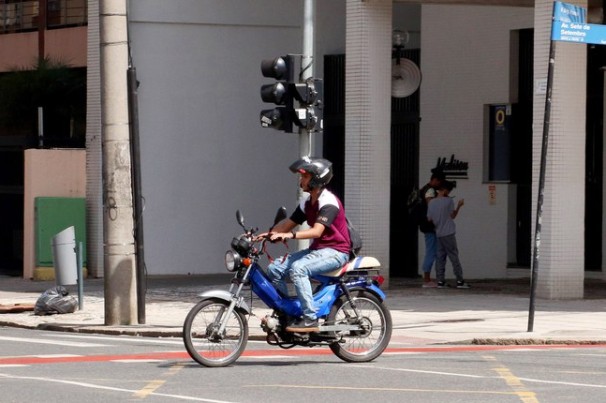 Registro, placa e CNH: novas regras para ciclomotores entram em vigor