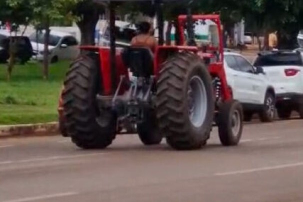 Mulher furta trator durante surto e dirige de forma perigosa em avenida de MT