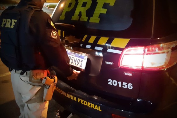 PRF recupera veículo roubado e detém indivíduos que teriam furtado loja em shopping