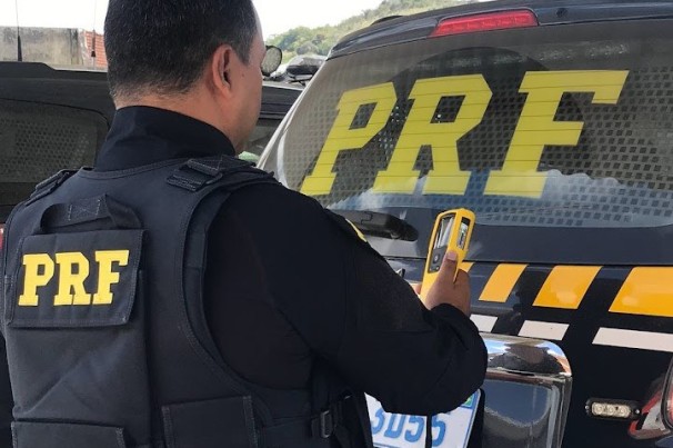 PRF recupera veículos, flagra dois condutores embriagados e prende foragido da Justiça