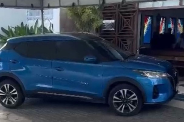 Motorista esquece carro estacionado na porta de igreja e atrapalha casamento