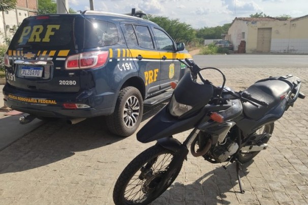 PRF flagra duas motocicletas com sinais identificadores adulterados em Sumé-PB