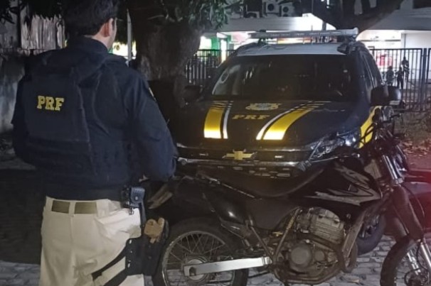 PRF apreende motocicleta clonada e detém condutor na BR-230, em Cajazeiras-PB