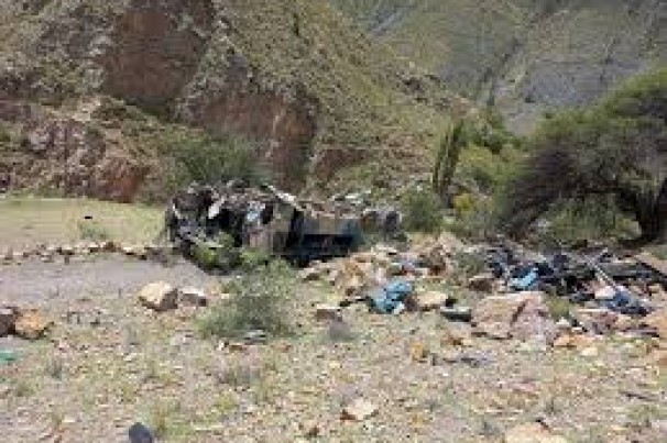 Ônibus cai em abismo de 800 metros na Bolívia e deixa ao menos 30 mortos