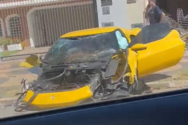 Manobrista de loja destrói Ferrari de R$ 3,2 milhões em SP