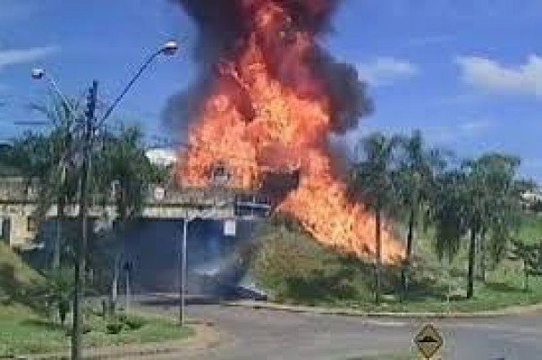 Caminhão-tanque atinge outro veículo de carga e explode no Paraná