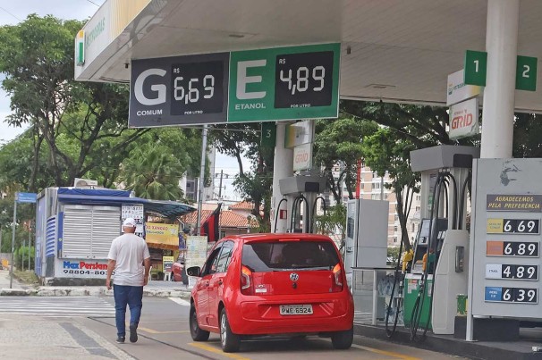Gasolina dispara neste início de ano, com alta de 7% no litro