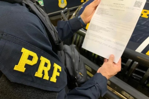 PRF prende foragido da Justiça após se envolver em sinistro de trânsito em Cajazeiras