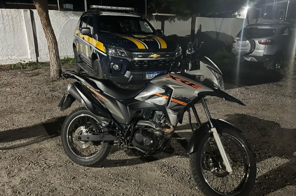 PRF na Paraíba recupera duas motocicletas furtadas e tira drogas de circulação