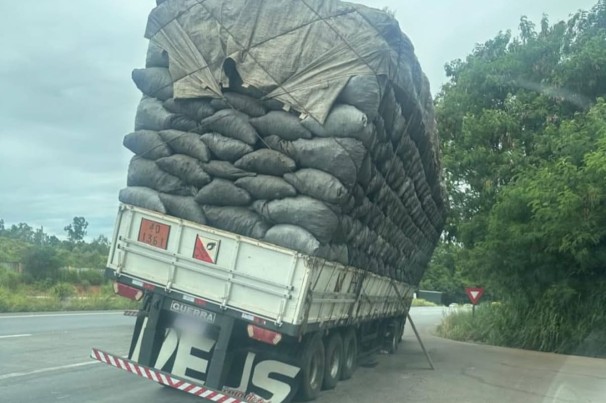 PRF flagra caminhões carregados com carvão com irregularidades em Minas Gerais