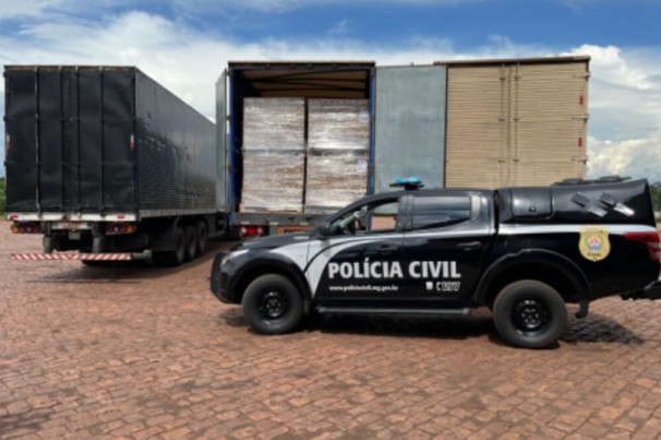 Carreta com carga de café de R$ 1,1 milhão roubada é recuperada em Minas Gerais