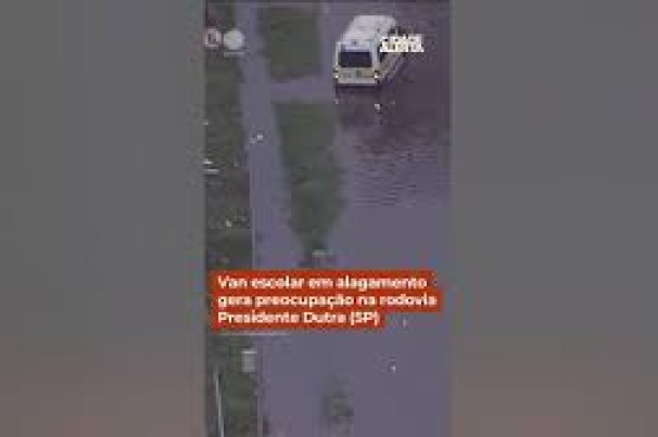 Van escolar fica presa em alagamento na rodovia Presidente Dutra