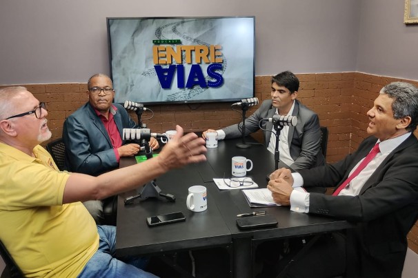 Podcast “ENTRE VIAS” estreia com bastidores reais da política, justiça, saúde e educação.