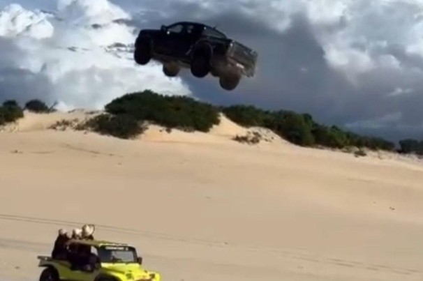 Carro ‘voa’ por cima de buggy e passageiros em duna de Canoa Quebrada, no Ceará