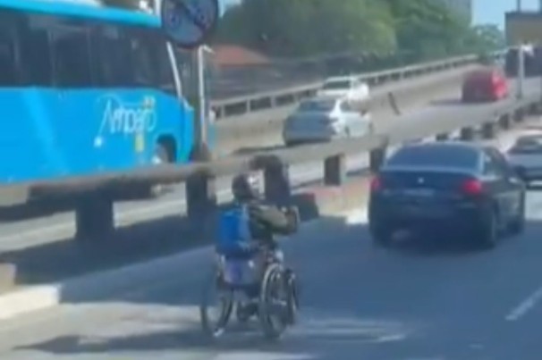 Cadeirante circula no meio do trânsito em via movimentada de Niterói