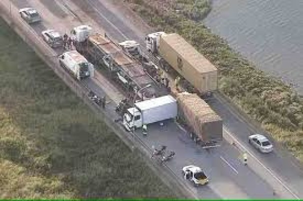 Engavetamento no Rodoanel de SP deixa 10 pessoas feridas, uma delas presa nas ferragens