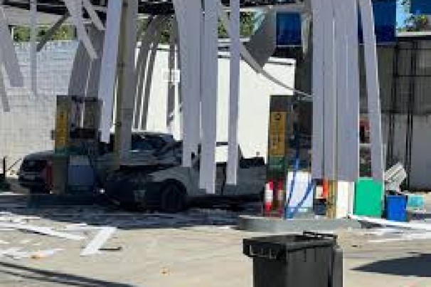 Carro explode e destrói posto de gasolina no Rio de Janeiro