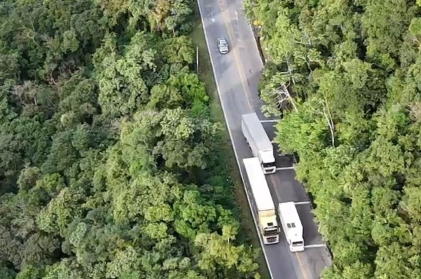 Drones flagram caminhões e carros em ultrapassagens perigosas em rodovia de SC