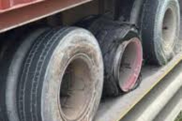 Detran de Manaus flagra carreta com diversas irregularidades