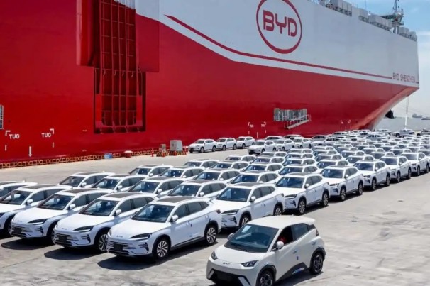 Maior navio de transporte automotivo do mundo desembarca no Brasil