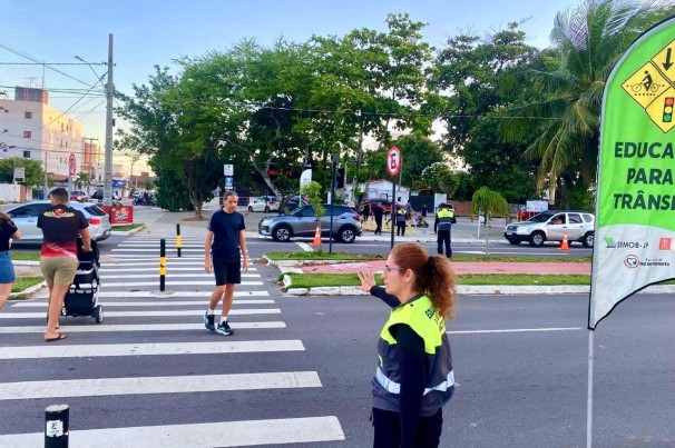 Semob-JP realiza ações e destaca orientação sobre travessia segura na faixa de pedestre