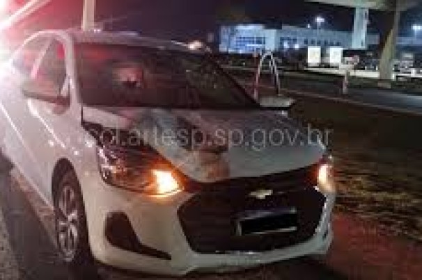 Mulher morre atropelada por carro ao tentar atravessar em rodovia