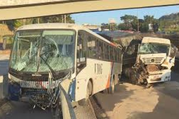 Ônibus sobe em passarela de pedestres após bater em carreta