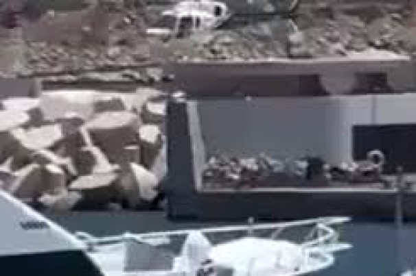 Helicóptero cai em marina na Grécia após falha mecânica