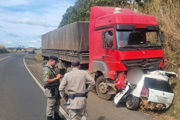 Jovens morrem após carro bater de frente contra carreta na BR-364