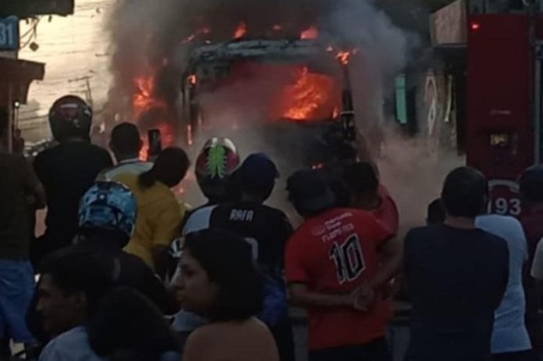 Ônibus de rota de trabalhadores do Distrito Industrial é destruído por incêndio em Manaus