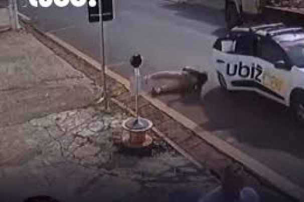 Passageira se joga de carro de aplicativo em movimento por não ter R$ 10,40 para pagar