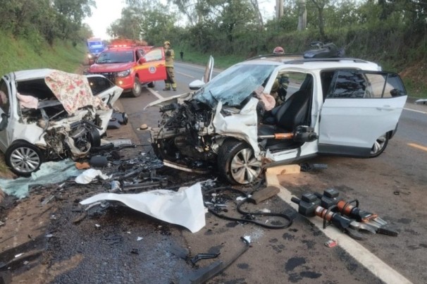Acidente em rodovia em MG mata cinco pessoas, quatro da mesma família