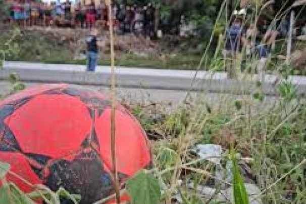 Criança morre atropelada por carro ao atravessar pista para buscar bola em Natal