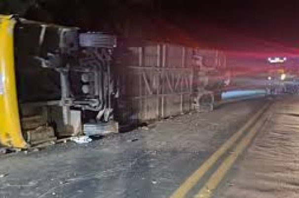 Cinco pessoas morrem após ônibus de turismo tombar na BR-251, em MG