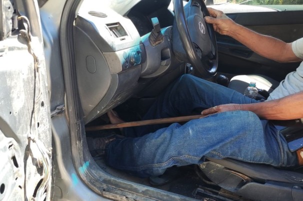 Motorista embriagado e com perna mecânica aciona embreagem de carro com cabo de vassoura