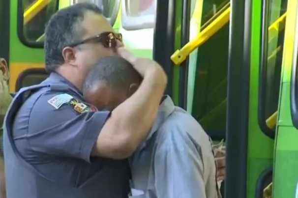Policial consola motorista de ônibus após acidente que matou mulher em moto
