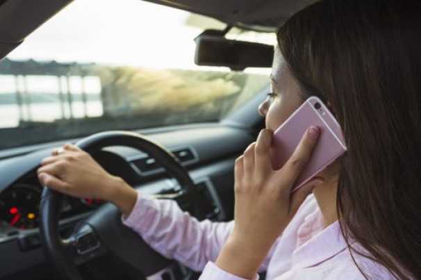 Infrações por uso de celular no trânsito sobem 36%