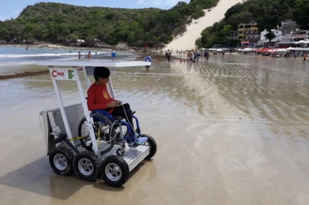 Estudantes do RN criam veículo pra cadeirantes irem à praia