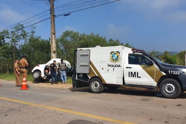 Uma pessoa morre após carro bater contra poste, em São José dos Pinhais