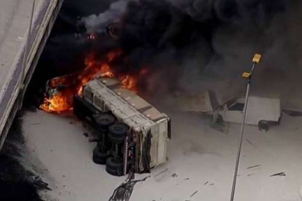 Video: Caminhão cai, explode e mata dois em rodovia de São Paulo