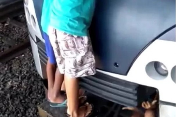 Meninos ‘pegam carona’ do lado de fora de trem do metrô