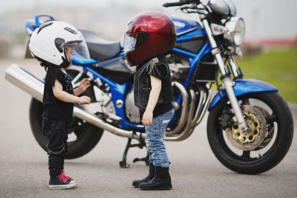 Criança na moto, pode?