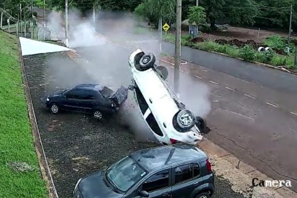 Vídeo mostra momento em que veículo capota em Canápolis